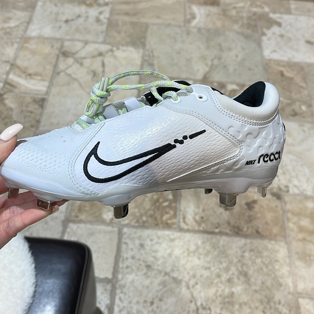 Nike Women's Hyperdiamond 4 Elite Metal Fastpitch Softball Cleats - Picture 9 of 10
